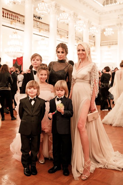 Юлия Барановская и Яна Рудковская с детьми