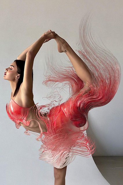 Дина Саева в виртуальном платье