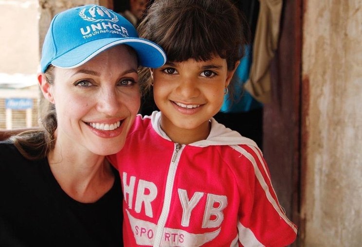 Анджелина Джоли с беженцем