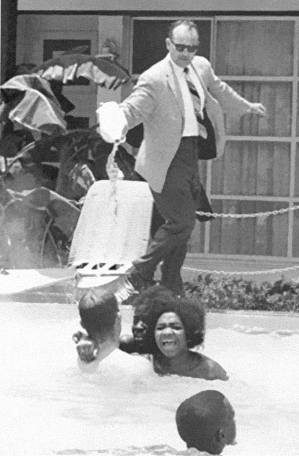 Владелец отеля выливает кислоту в бассейн с темнокожими. 1964 год
