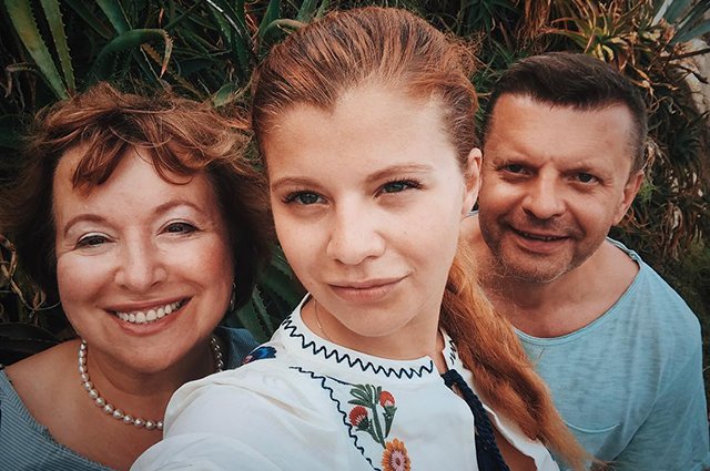 Мария Парфенова с родителями Еленой Чекаловой и Леонидом Парфеновым