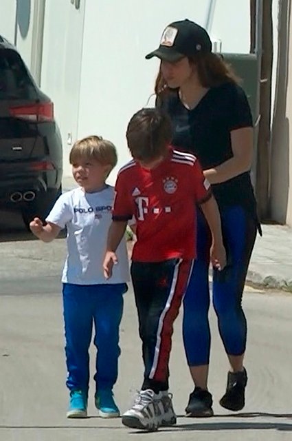 Шакира с сыновьями Сашей и Миланом