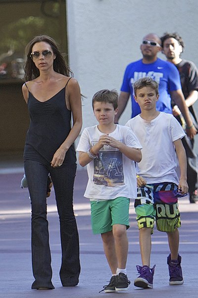 Виктория Бекхэм с сыновьями в парке аттракционов