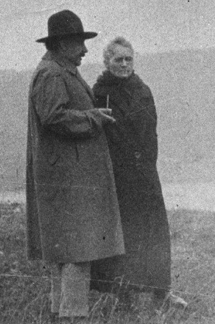 Альберт Эйнштейн и Мария Кюри