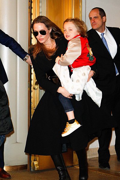 Анджелина Джоли с сыновьями Паксом и Ноксом в Нью-Йорке