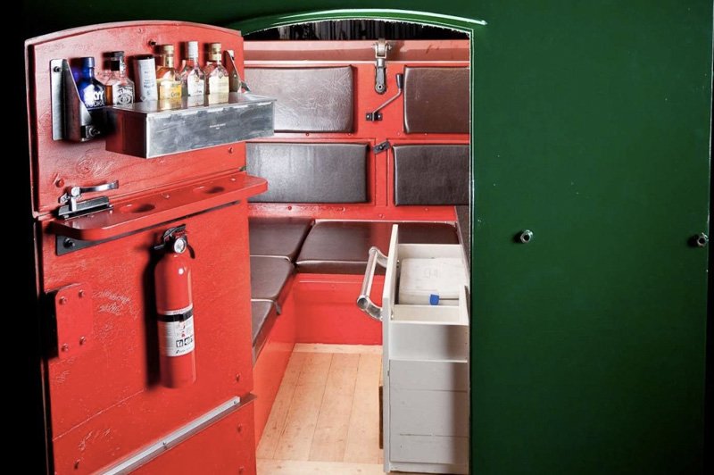 Калифорнийский дизайнер Григорий Клоен превратил в жилое пространство мусорный бак. Внутри он оборуд