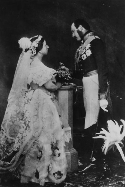 Постановочное свадебное фото королевы Виктории и принца Альберта, 1854 год