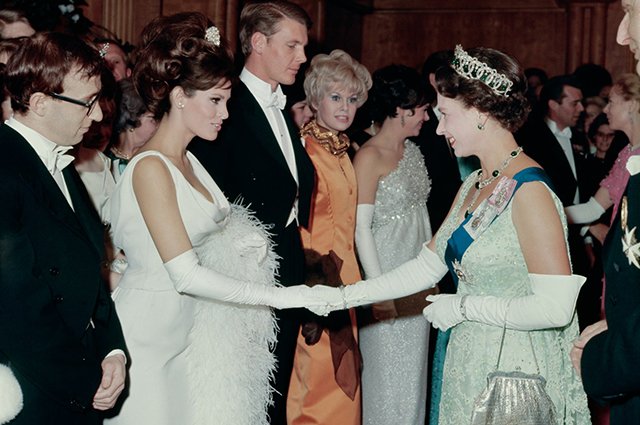 Ракель Уэлч привнесла немного голливудского гламура на встречу с королевой в 1966 году