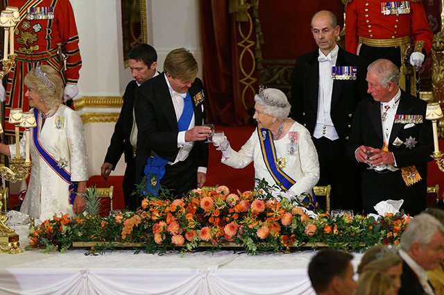 Герцогиня Корнуольская Камилла, король Виллем-Александр, королева Елизавета II, принц Чарльз и другие