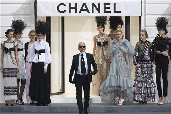 Импровизированный бутик на показе Chanel весна-лето 2009