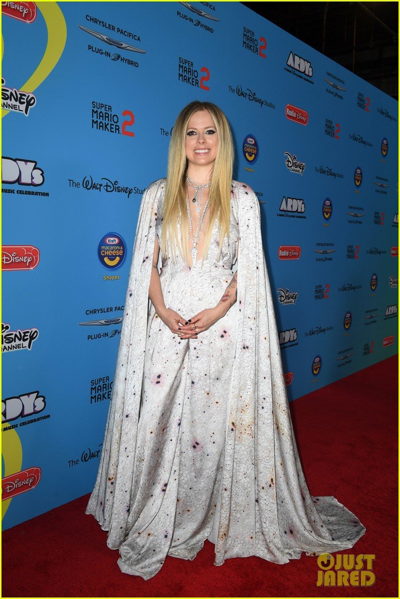avril lavigne accepts special honor at ardys 2019 014310835