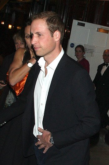 Принц Уилльям на выходе из ночного клуба в Лондоне