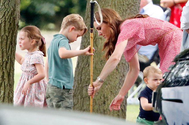 Принцесса Шарлотта, принц Джордж, Кейт Миддлтон и принц Луи