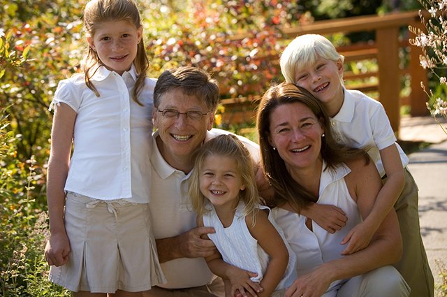 Мелинда и Билл Гейтс с детьми
