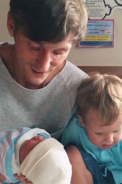 Павел Воля с новорожденной дочерью Софией и сыном Робертом