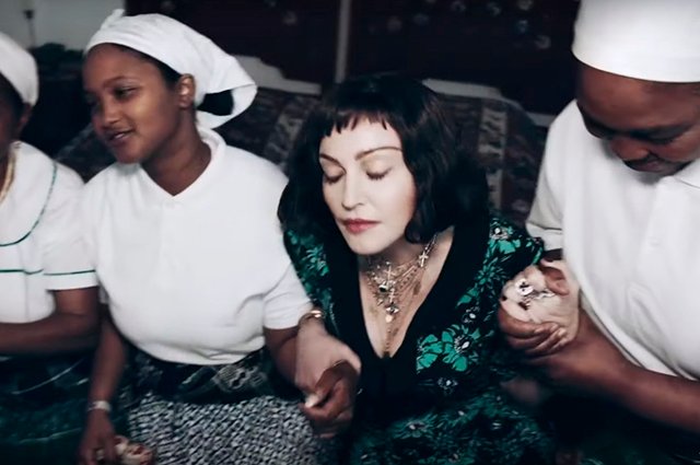 Кадр из клипа Мадонны на песню Batuka