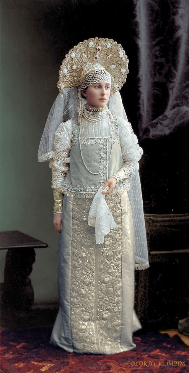 Великолепие костюмированного бала Романовых в раскрашенных фотографиях 1903 года 4
