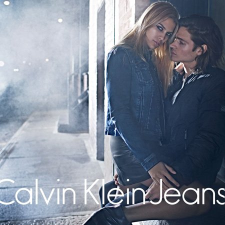 Кения Кенски-Джонс и Уилл Пельтц в съемке Calvin Klein