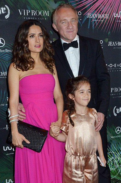 Сальма Хайек и Франсуа-Анри Пино с дочерью, 2014 год