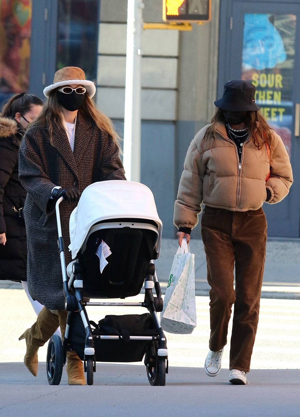 Gigi Hadid - Out for a stroll with her baby daughter in New York City