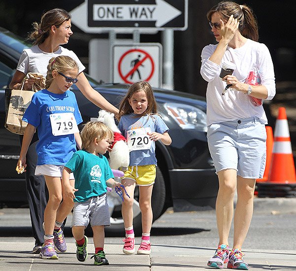 Дженнифер Гарнер с детьми на марафоне