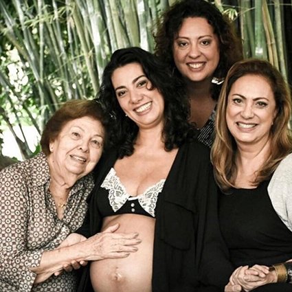 Элиане Жиардини с мамой и дочерьми