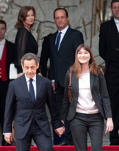 Николя Саркози и Карла Бруни-Саркози покидают Елисейский дворец на глазах у Франсуа Олланда