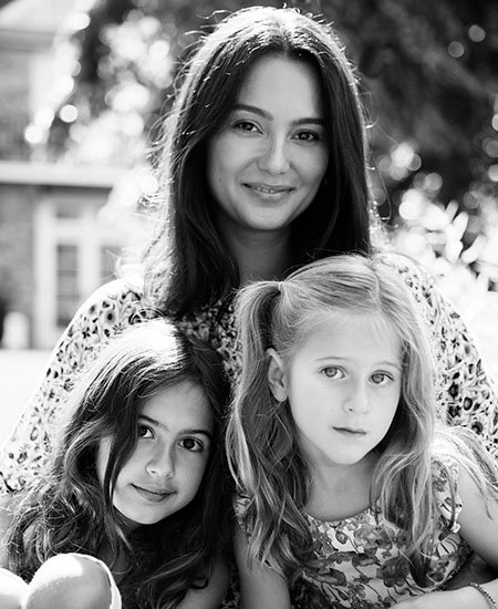 Эмма Хеминг с дочерьми