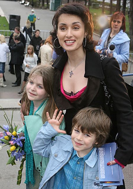 Тина Канделаки с дочерью Меланией и сыном Леонтием