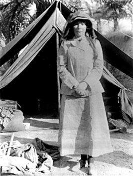 https://upload.wikimedia.org/wikipedia/commons/thumb/8/84/BellK_218_Gertrude_Bell_in_Iraq_in_1909_age_41.jpg/267px-BellK_218_Gertrude_Bell_in_Iraq_in_1909_age_41.jpg