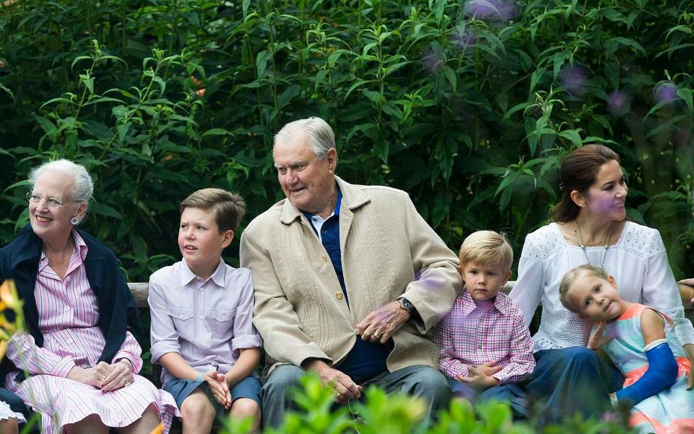 История жизни обычной семьи 41. Семья в Дании. Шведская Королевская семья фото. Семья Дании фото.