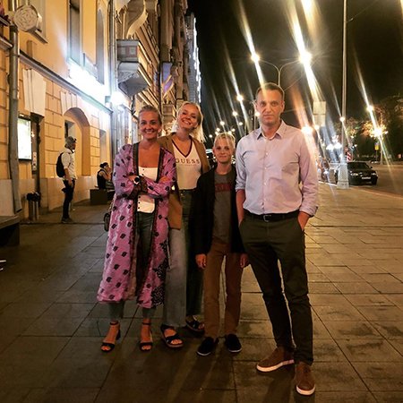 Юлия и Алексей Навальные с дочерью Дашей и сыном Захаром