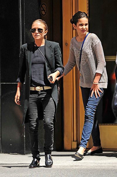 Мэри-Кейт Олсен и дочка Оливье Саркози гуляют в Нью-Йорке (1)