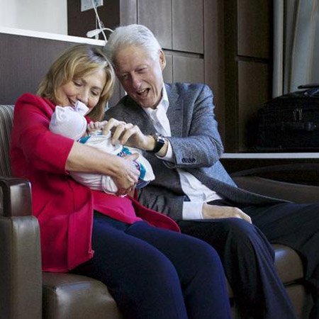 Билл и Хиллари Клинтон с внучкой 