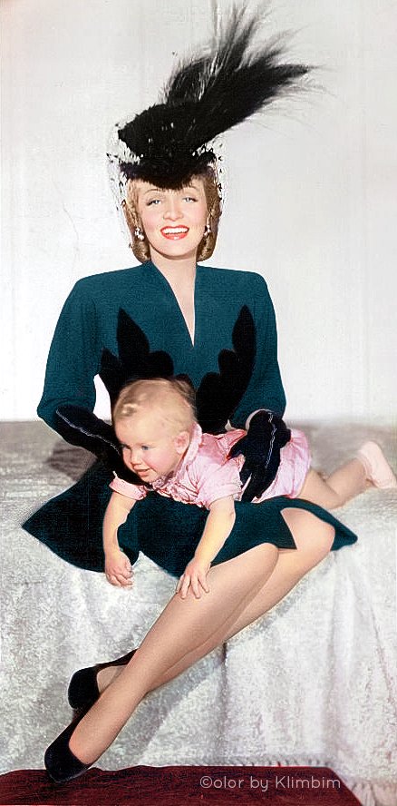 Marlene-Dietrich-with-daughter.jpg