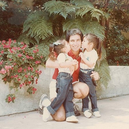 Роберт Кардашьян с дочерьми 