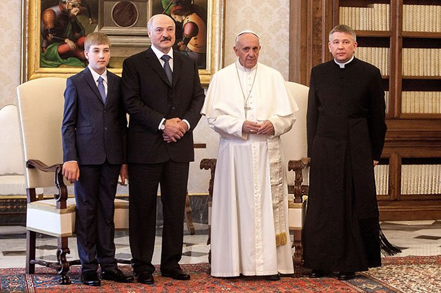 Николай и Александр Лукашенко и Папа Римский Франциск