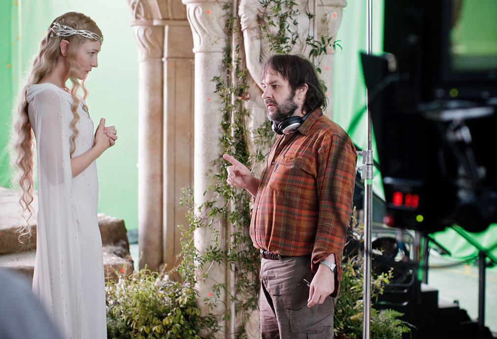 https://www.heyuguys.com/images/2012/11/Cate-Blanchett-and-Peter-Jackson-on-set-in-The-Hobbit-An-Unexpected-Journey.jpg