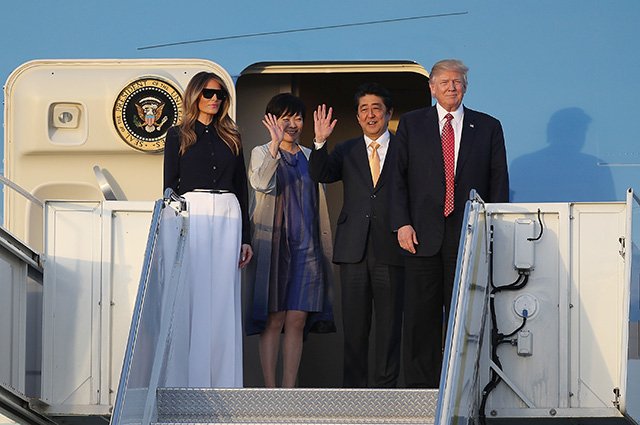 Дональд Трамп с женой Меланией, премьер-министр Японии Синзо Абэ с супругой Акиэ