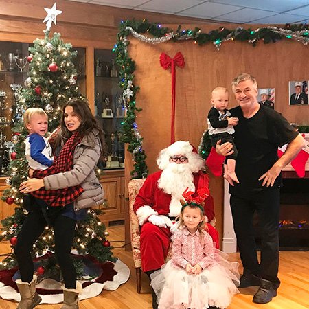 Хилария и Алек Болдуин с детьми и Санта-Клаусом
