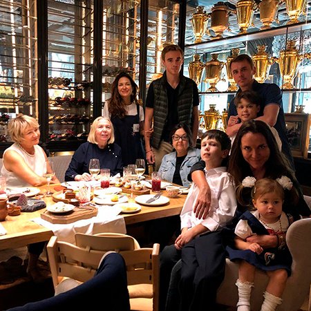 Екатерина Климова и Игорь Петренко с детьми и родственниками