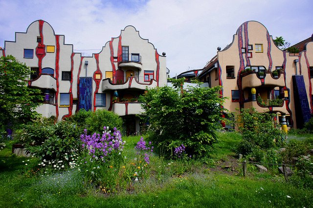 Дом Хундертвассера в Плохингене — идеально выверенная архитектурная композиция, символизирующая тающие сладости после капель дождя. Отличается веселыми расписными красками, яркими керамическими фигурками. Домик спроектирован лично архитектором и считается одним из наиболее знаменитых зданий Южной Германии, идеальным местом для посещения и создания памятных фотографий. Кажется, что деревья растут прямо из крыши. Многие архитекторы до сих пор пытаются, но не могут повторить идею Фриденсрайха.