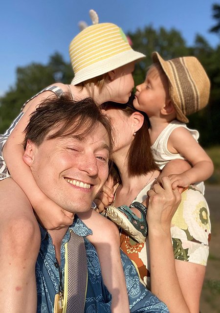 Сергей Безруков с женой Анной Матисон, сыном Иваном и дочерью Сашей и 