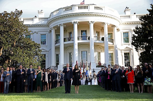 Дональд и Мелания Трамп с сотрудниками Белого дома
