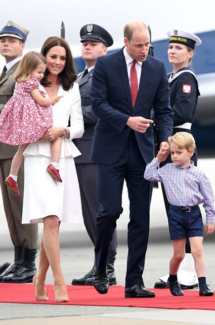 Кейт Миддлтон и принц Уильям с детьми, принце Джорджем и принцессой Шарлоттой