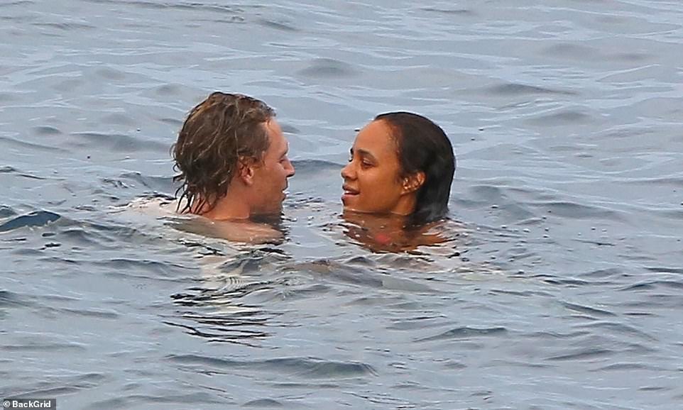 Сраженные: Пара с любовью смотрела в глаза друг другу, когда они вместе ступали по воде