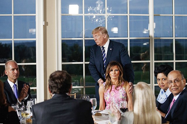 Дональд и Мелания Трамп с гостями