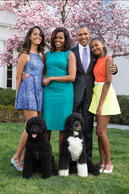 Малия, Мишель, Барак и Саша Обама с собаками Бо и Санни