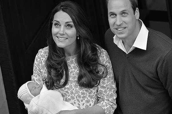Герцогиня Кэтрин и принц Уилльям появились на публике с новорожденной дочкой