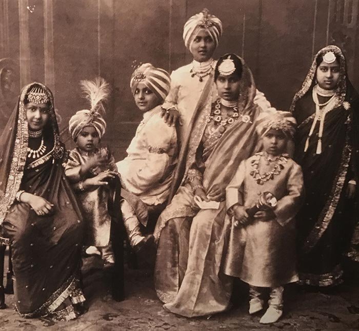 Общество индии в 18. Семья в древней Индии. Традиционная Восточная семья. Иранская семья 19 век. Индийская интеллигенция Индия 19 век.